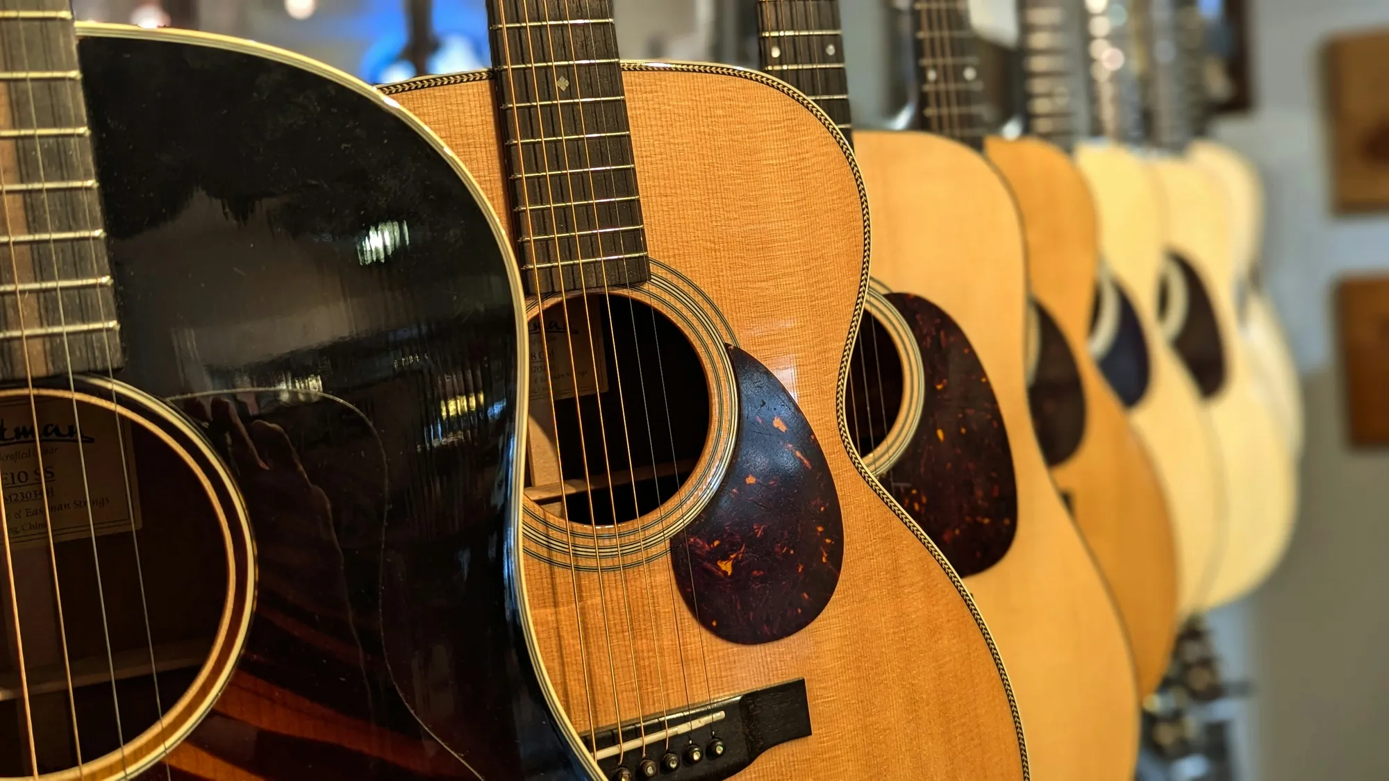 Chitarre acustiche in fila, una accanto all’altra