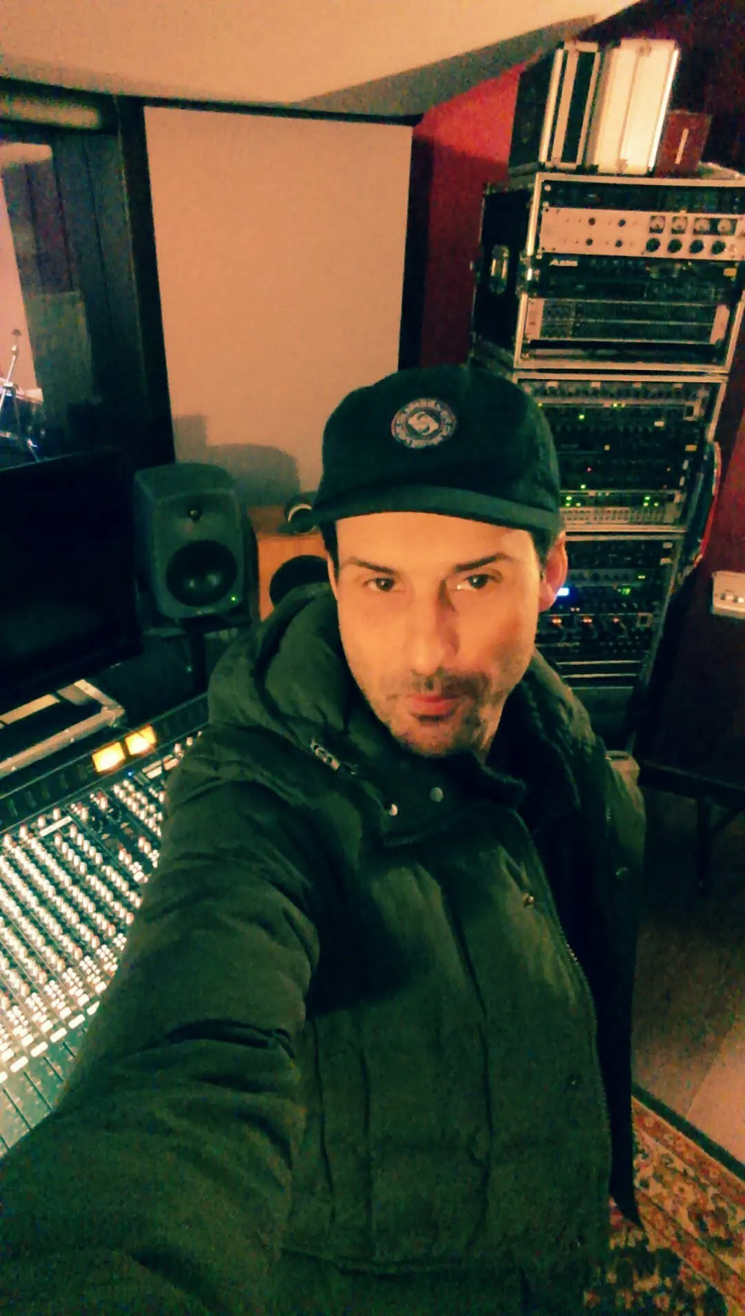 Alberto Baroni in uno studio di registrazione, davanti al mixer