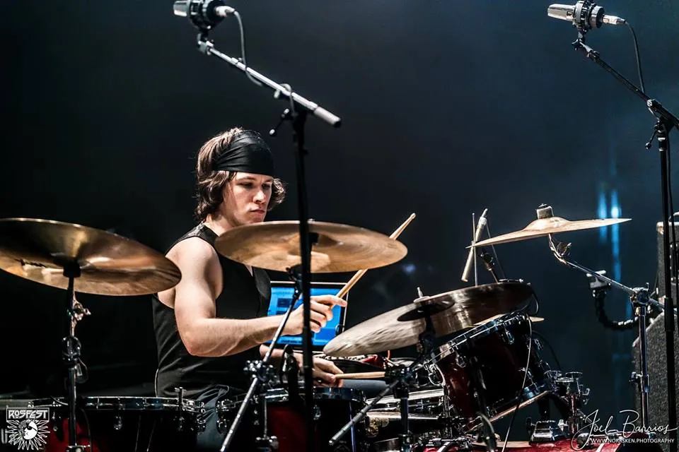 Eric Ombelli suona la batteria sul palco