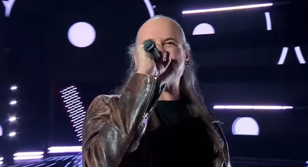 Marcello Monti canta al microfono